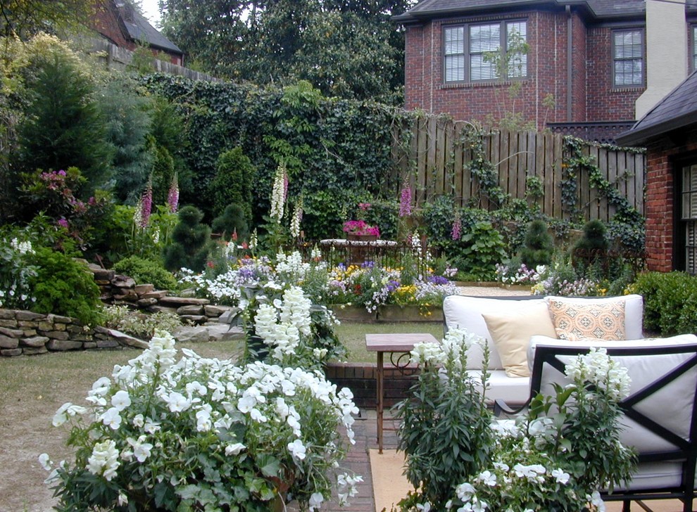 Пример оригинального дизайна: большой летний участок и сад на заднем дворе в классическом стиле с забором