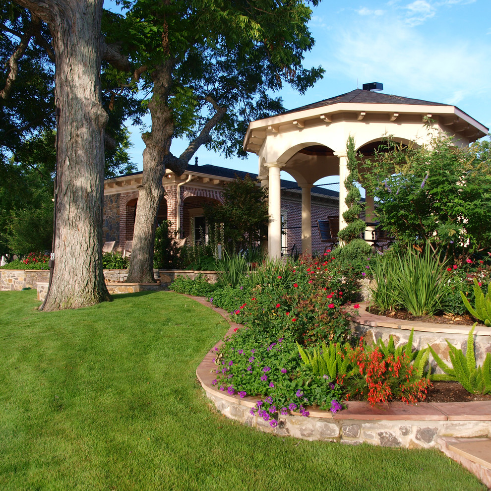 Пример оригинального дизайна: огромный солнечный участок и сад на склоне в классическом стиле с хорошей освещенностью и высокими грядками