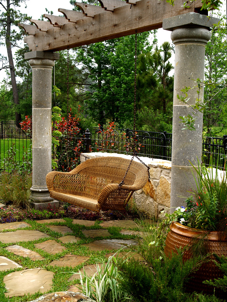 Klassischer Garten hinter dem Haus mit Kübelpflanzen und Natursteinplatten in Houston