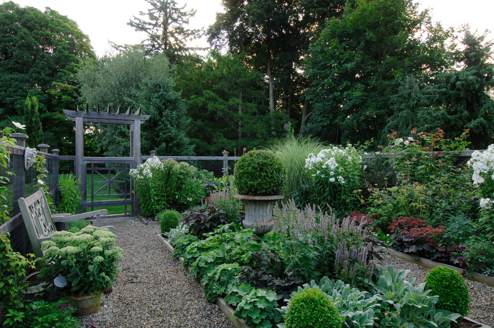 Design ideas for a traditional garden in Other.