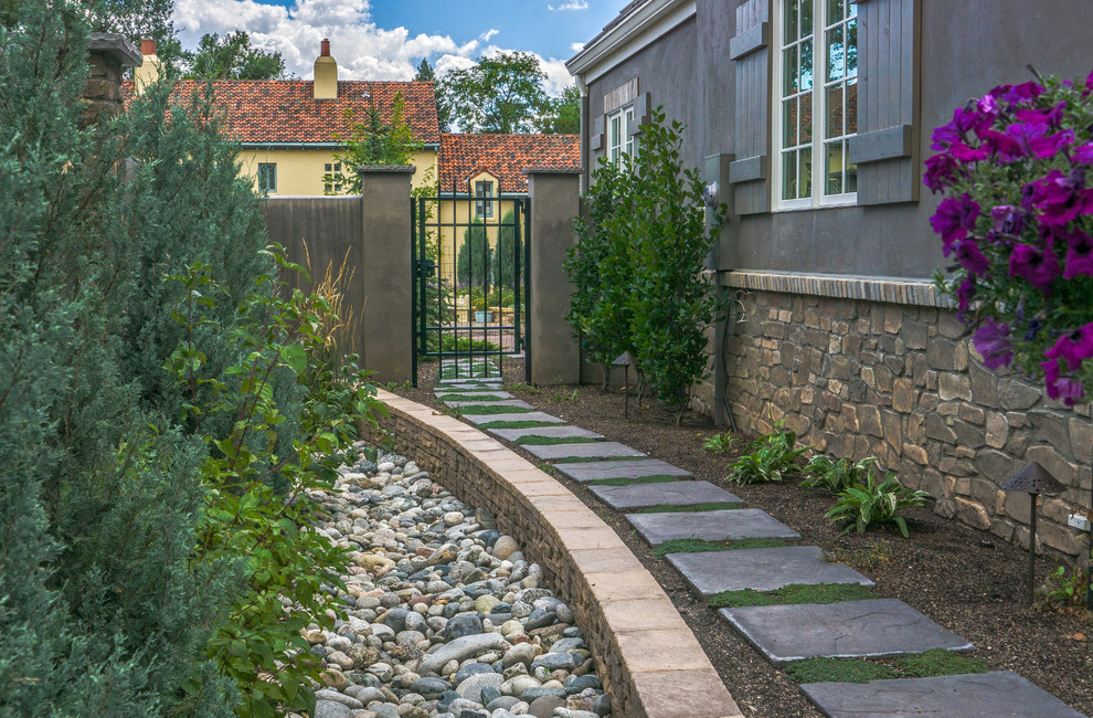 Esempio di un grande giardino formale classico in ombra nel cortile laterale in estate con pavimentazioni in cemento e un ingresso o sentiero