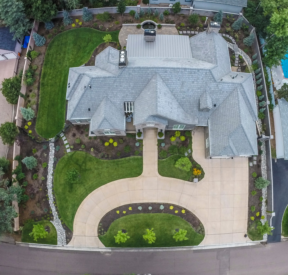 Geometrischer, Großer, Halbschattiger Klassischer Garten im Sommer mit Pflastersteinen in Denver