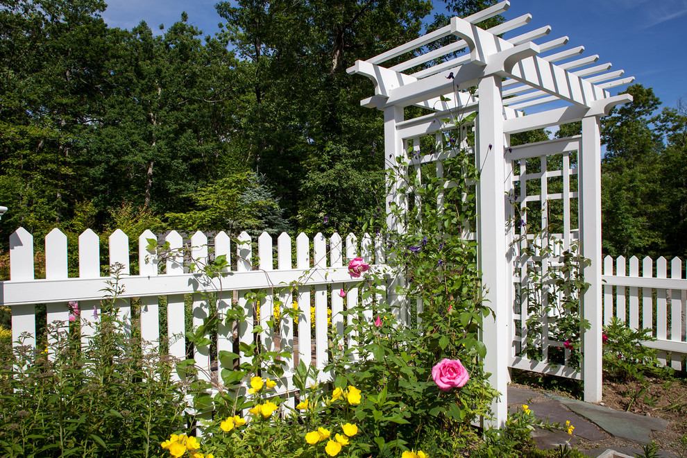 Klassischer Garten mit direkter Sonneneinstrahlung und Pergola in Boston