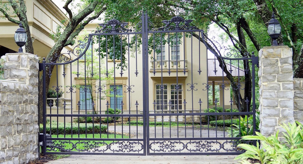 Inspiration for a classic garden in Houston.