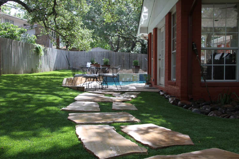 Mittelgroßer, Schattiger Klassischer Garten hinter dem Haus mit Natursteinplatten in Austin