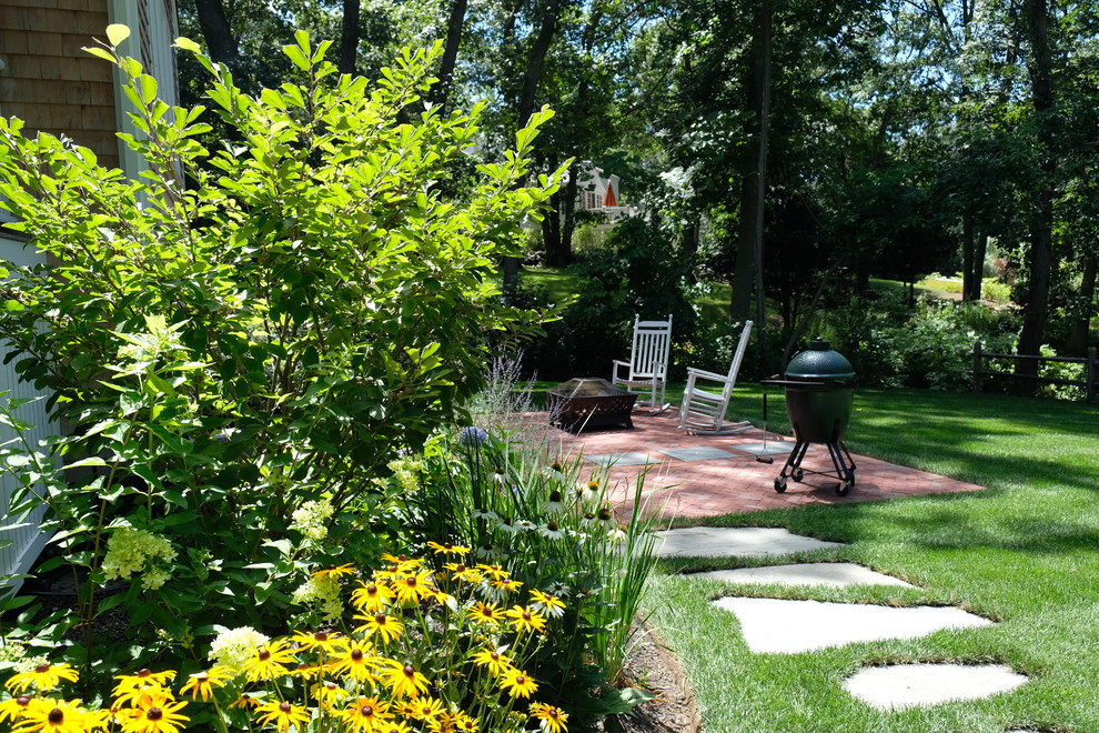Foto di un giardino xeriscape tradizionale esposto in pieno sole di medie dimensioni e dietro casa in estate con un ingresso o sentiero e pavimentazioni in mattoni