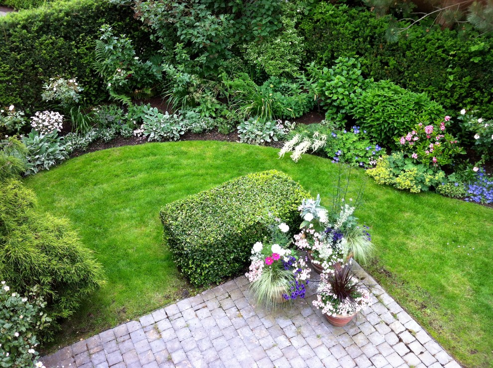Пример оригинального дизайна: тенистый участок и сад на заднем дворе в классическом стиле