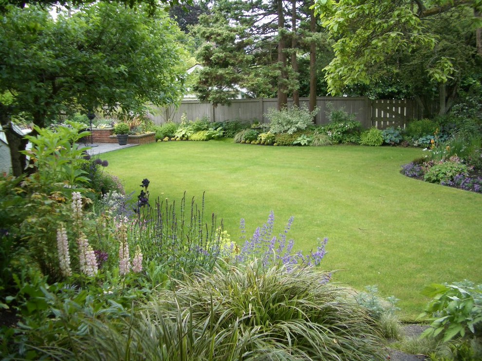 Inspiration for a traditional garden in Vancouver.