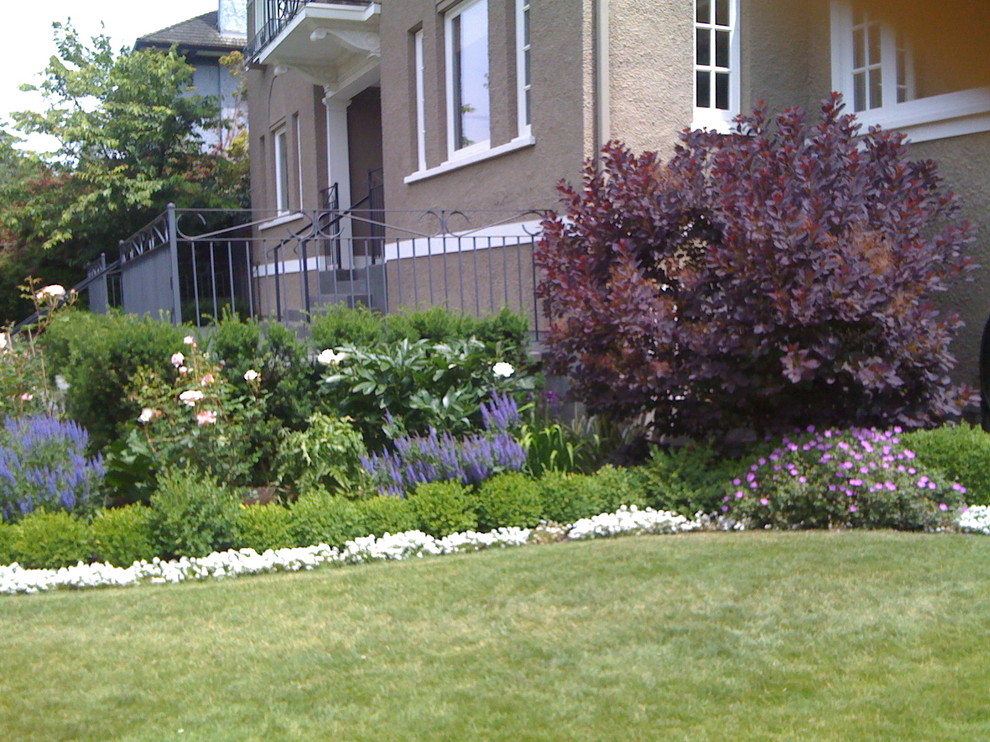 Inspiration for a classic garden in Vancouver.