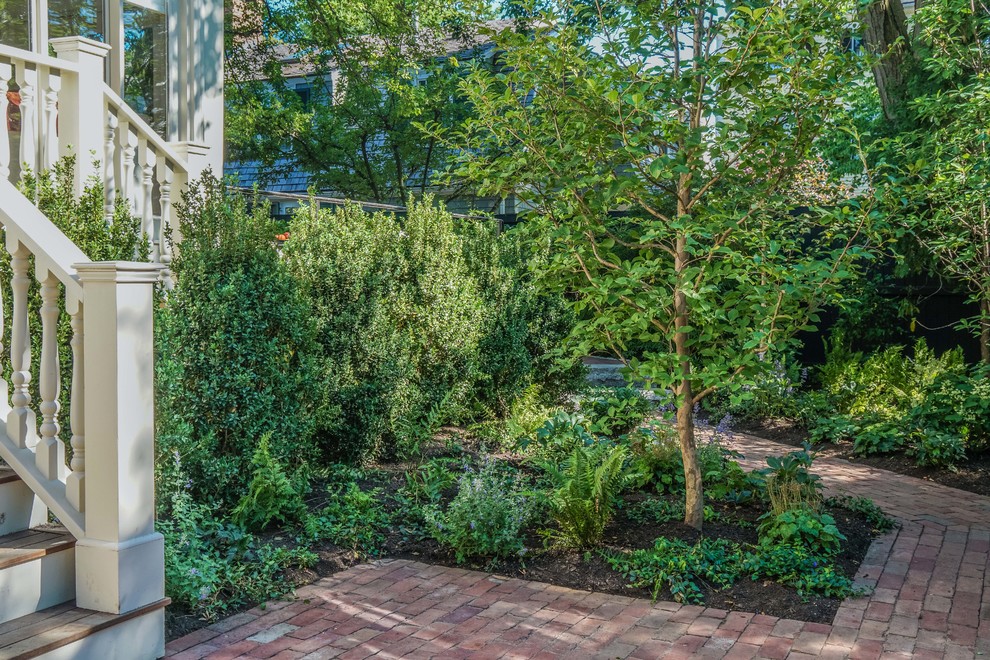 Immagine di un giardino xeriscape tradizionale esposto a mezz'ombra di medie dimensioni e davanti casa in estate con un ingresso o sentiero e pavimentazioni in mattoni