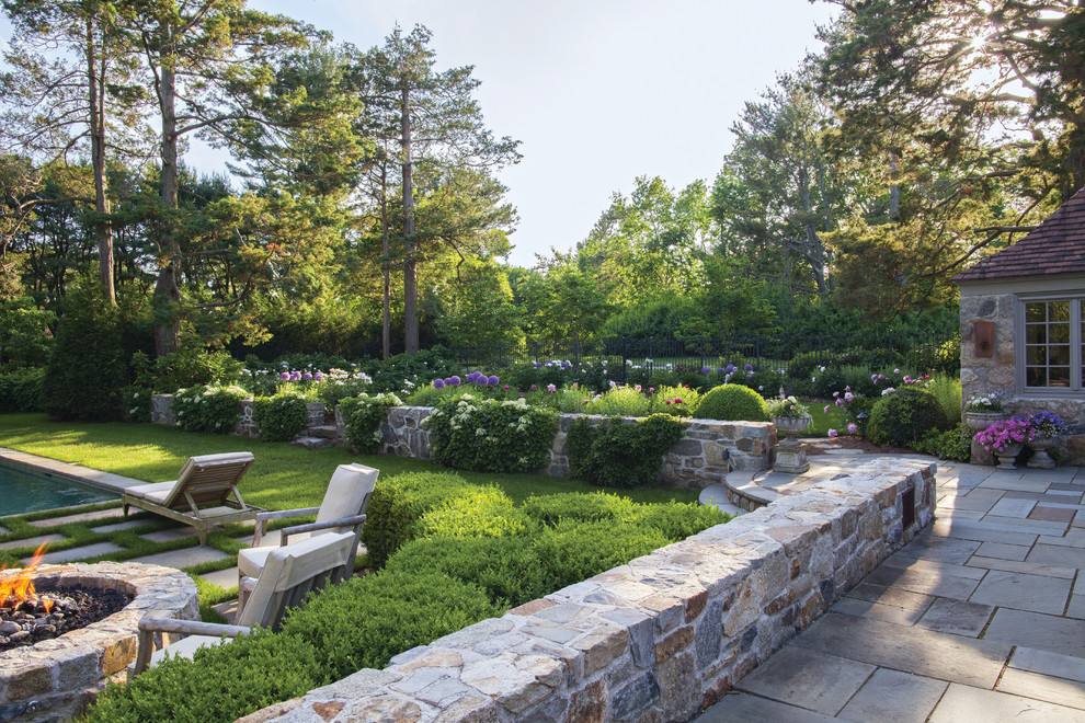 Foto di un grande giardino american style esposto a mezz'ombra dietro casa con un ingresso o sentiero e pavimentazioni in pietra naturale