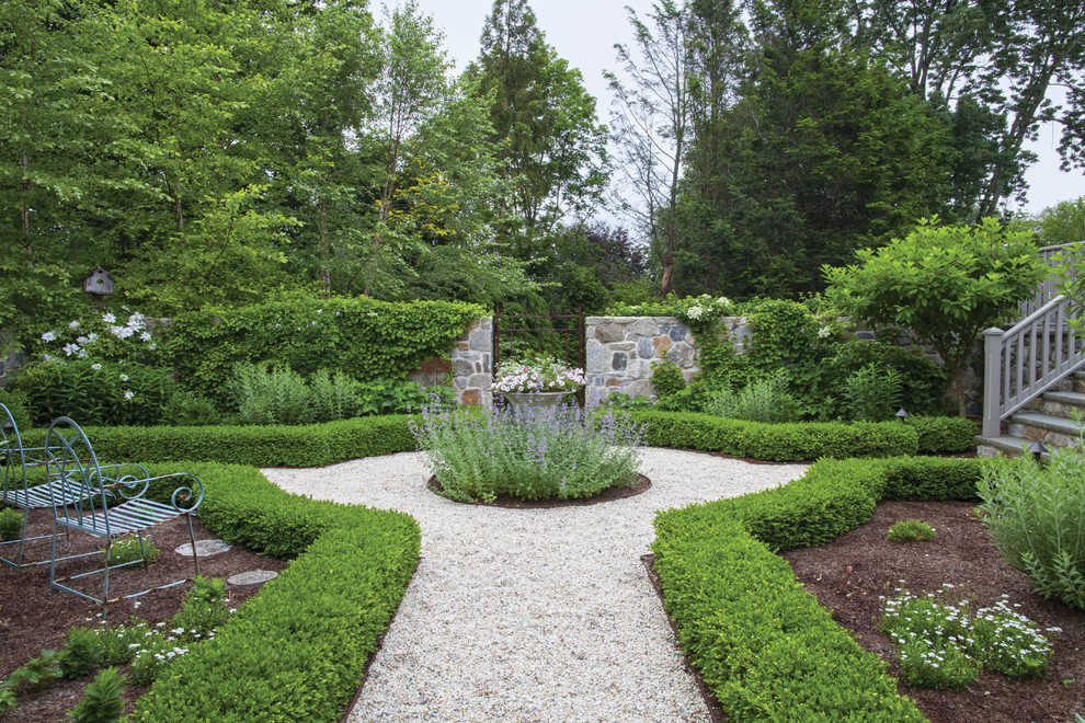 Modelo de camino de jardín de estilo americano grande en primavera en patio trasero con jardín francés, exposición parcial al sol y adoquines de piedra natural