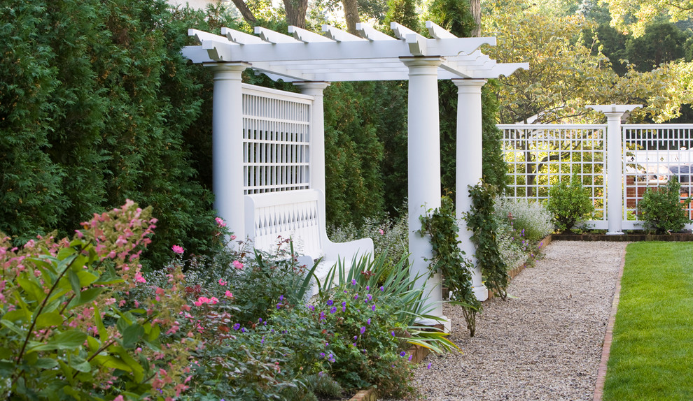 Photo of a classic garden seating in Chicago with gravel.