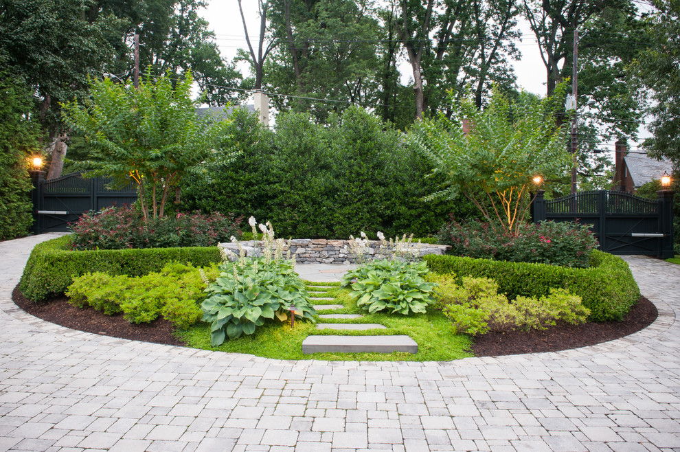 Großer Klassischer Vorgarten mit Auffahrt, Natursteinplatten und direkter Sonneneinstrahlung in Washington, D.C.