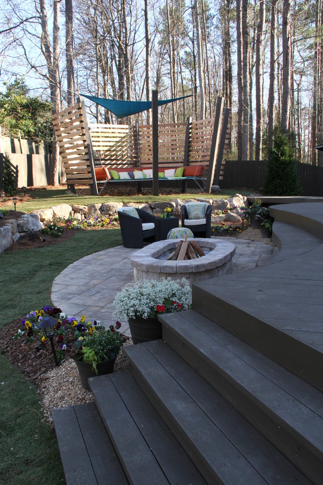 Imagen de jardín tradicional renovado extra grande en patio trasero con brasero, exposición reducida al sol y entablado
