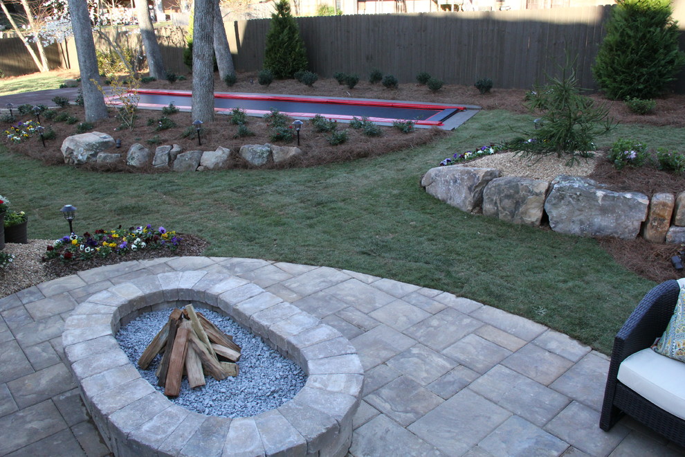 Modelo de jardín tradicional renovado extra grande en patio trasero con brasero, exposición reducida al sol y adoquines de hormigón