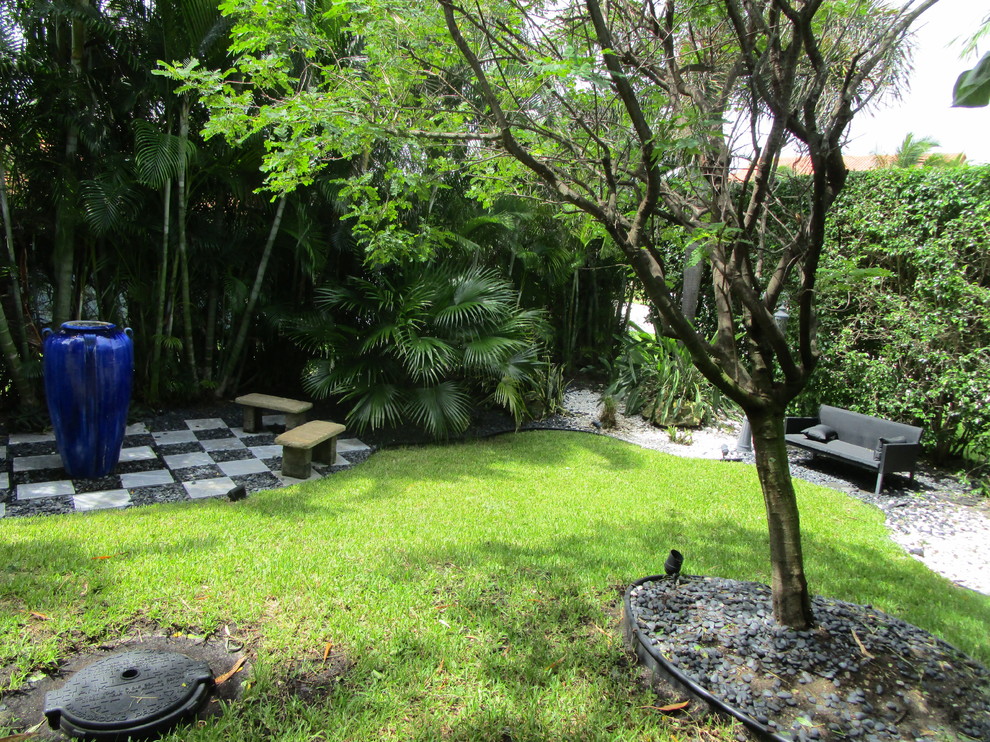 Стильный дизайн: солнечный регулярный сад среднего размера на боковом дворе в стиле фьюжн с садовой дорожкой или калиткой, хорошей освещенностью и покрытием из гравия - последний тренд