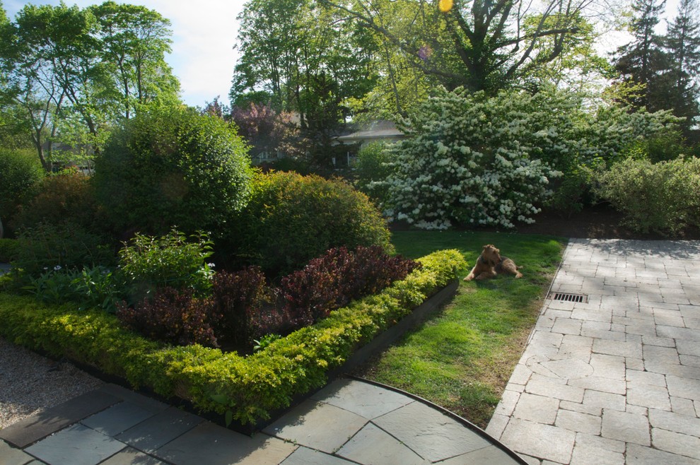 Стильный дизайн: маленький весенний регулярный сад на заднем дворе в классическом стиле с покрытием из гравия для на участке и в саду - последний тренд