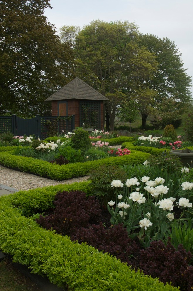 Inspiration pour un petit jardin arrière traditionnel au printemps avec une exposition ensoleillée et du gravier.