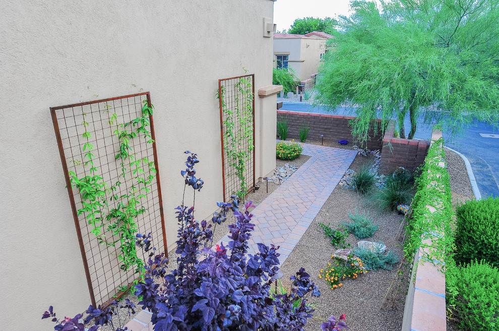 Esempio di un giardino xeriscape american style esposto a mezz'ombra nel cortile laterale e di medie dimensioni con un ingresso o sentiero e pavimentazioni in mattoni