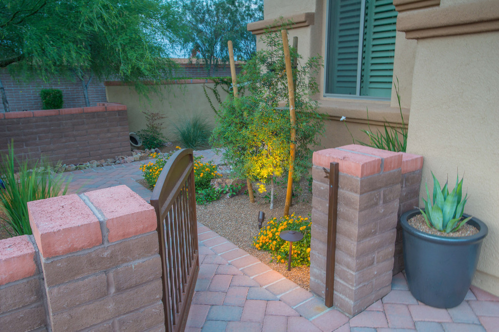 Foto de camino de jardín de secano de estilo americano de tamaño medio en patio lateral con exposición parcial al sol y adoquines de ladrillo