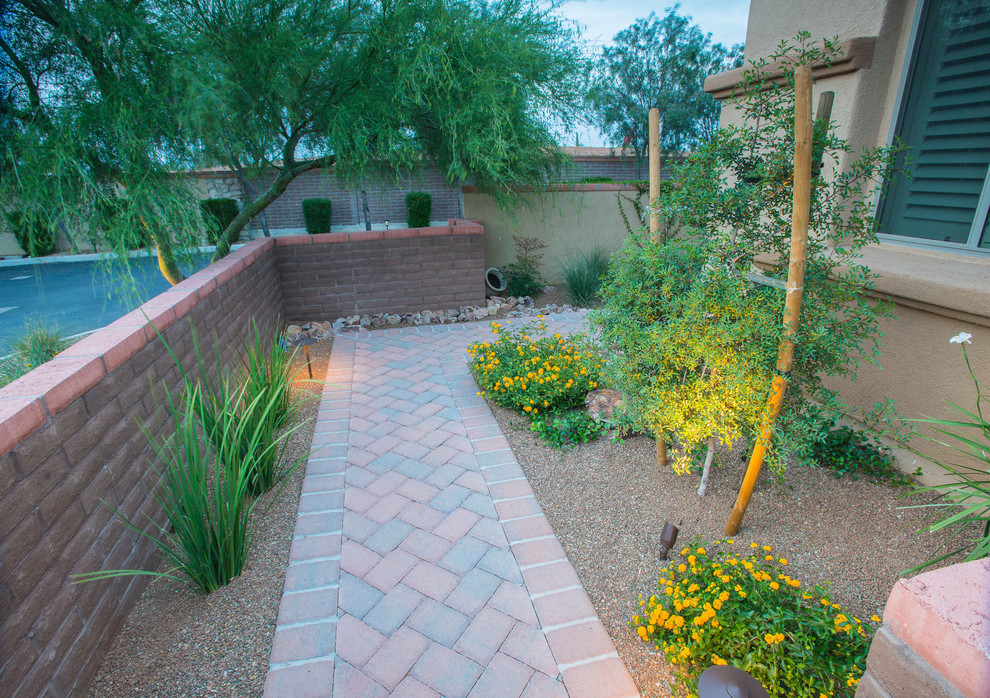 Пример оригинального дизайна: засухоустойчивый сад среднего размера на боковом дворе в стиле фьюжн с садовой дорожкой или калиткой, полуденной тенью и мощением клинкерной брусчаткой