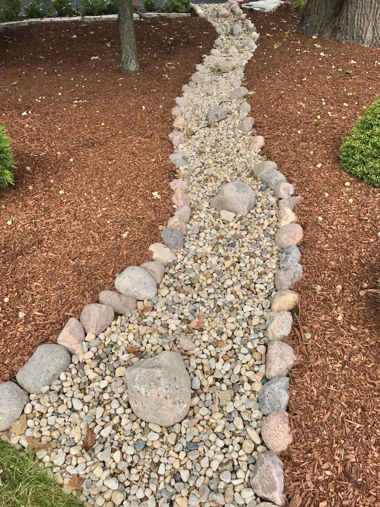 Ispirazione per un ampio giardino chic esposto a mezz'ombra davanti casa in estate con pavimentazioni in pietra naturale