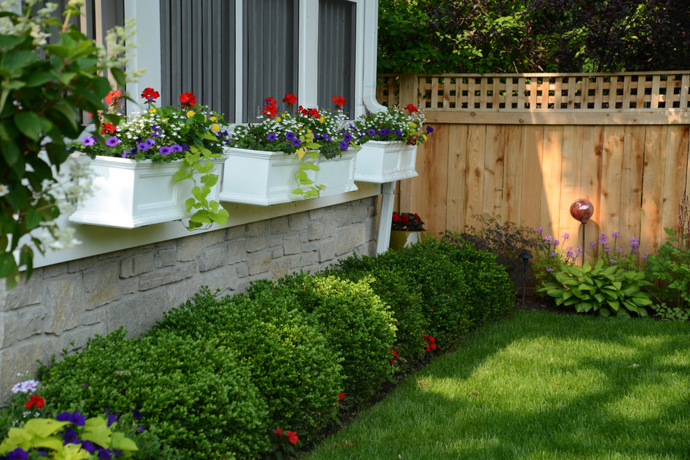 Idée de décoration pour un petit jardin en pots arrière champêtre avec une exposition ombragée.