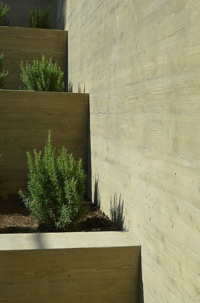 Идея дизайна: участок и сад в стиле неоклассика (современная классика) с подпорной стенкой