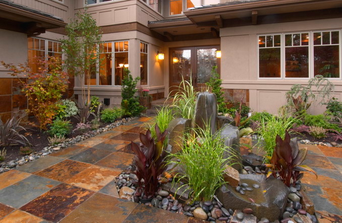 Идея дизайна: участок и сад среднего размера на переднем дворе в стиле рустика с садовой дорожкой или калиткой и покрытием из каменной брусчатки