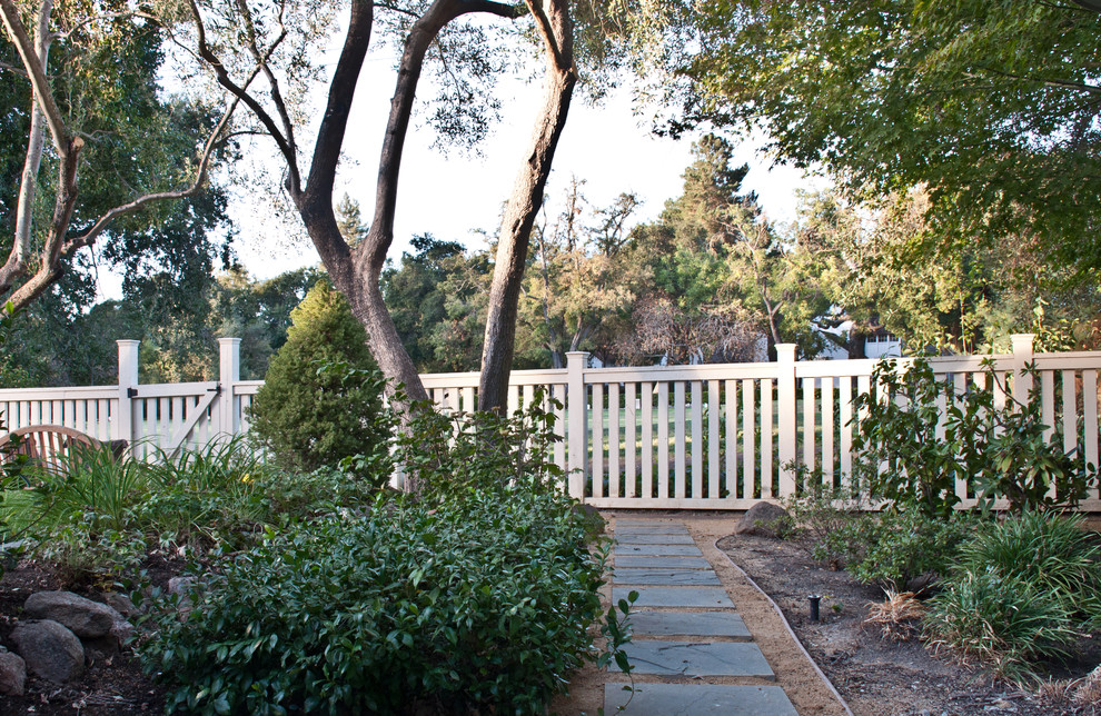 Свежая идея для дизайна: большой участок и сад на переднем дворе в стиле кантри - отличное фото интерьера