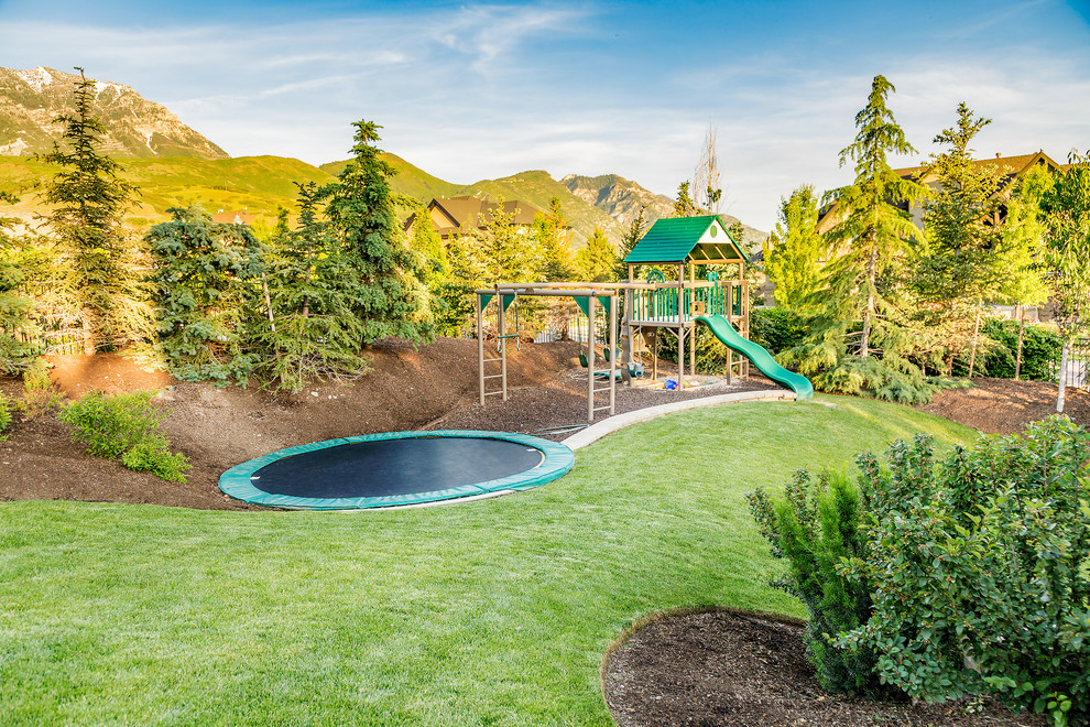 Mittelgroßer, Halbschattiger Klassischer Garten im Sommer, hinter dem Haus mit Sportplatz, Spielgerät und Mulch in Salt Lake City