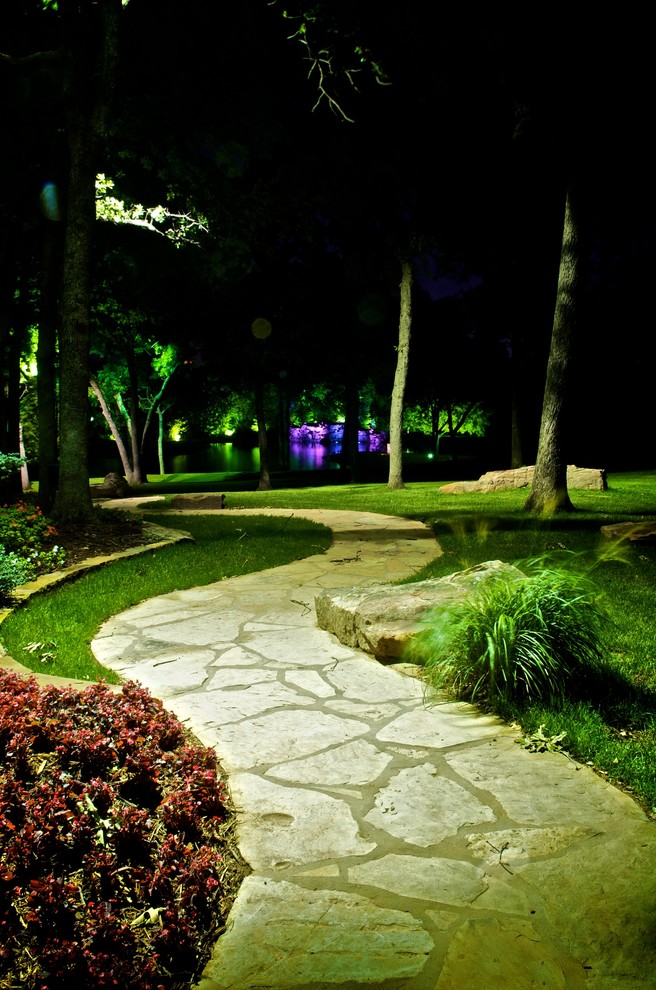 Immagine di un ampio giardino classico con fontane e un pendio, una collina o una riva