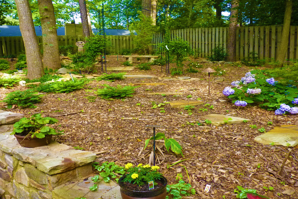 Imagen de jardín tradicional renovado en patio trasero