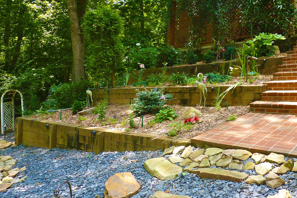 Свежая идея для дизайна: участок и сад на склоне в стиле неоклассика (современная классика) - отличное фото интерьера