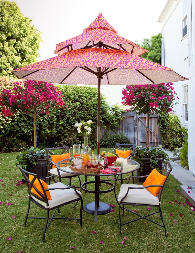 ロサンゼルスにある夏のトランジショナルスタイルのおしゃれな裏庭 (日陰) の写真