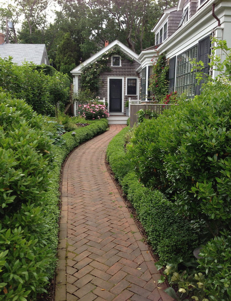 Klassischer Garten neben dem Haus in Boston