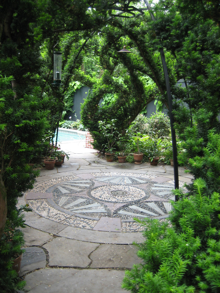 Schattiger Klassischer Garten hinter dem Haus in Boston