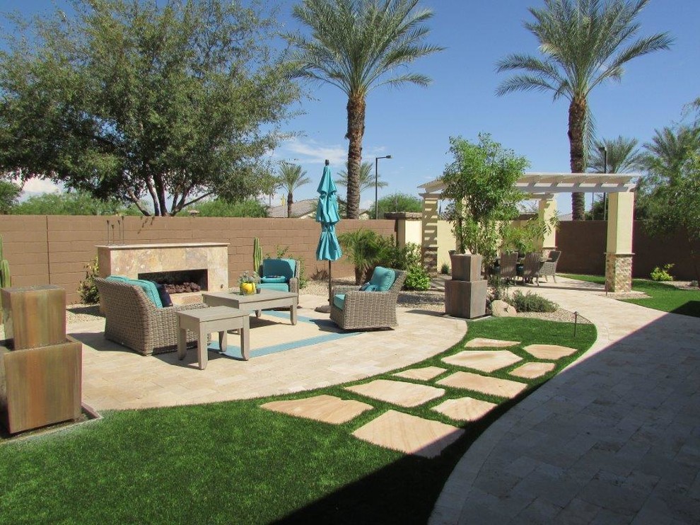 Diseño de jardín mediterráneo de tamaño medio en verano en patio trasero con brasero, exposición parcial al sol y adoquines de piedra natural