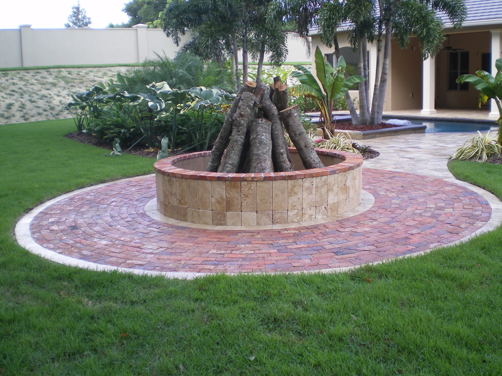 travertine pool deck with fire pit Clásico Jardín Orlando de