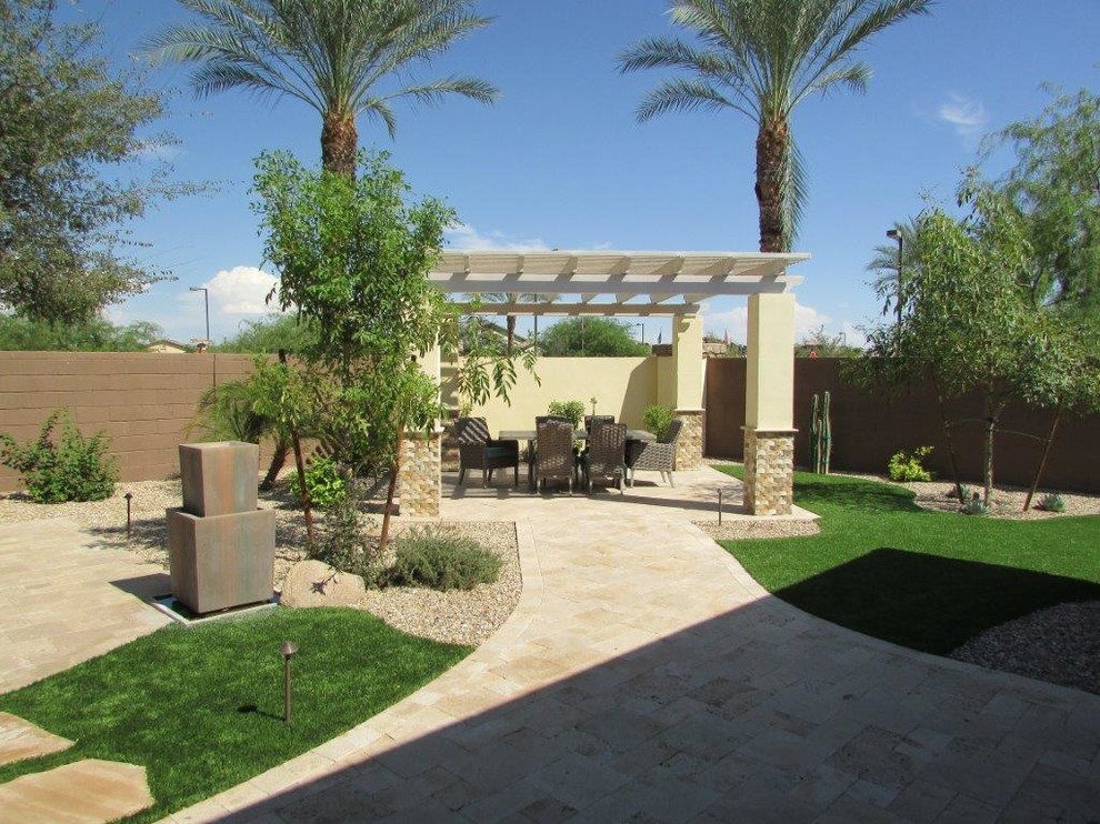 Foto di un giardino minimal esposto a mezz'ombra di medie dimensioni e dietro casa in estate con un focolare e pavimentazioni in pietra naturale