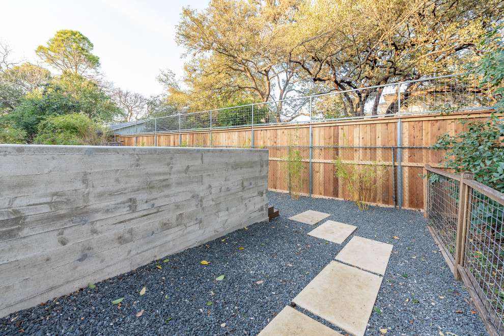 Immagine di un giardino moderno esposto a mezz'ombra di medie dimensioni e davanti casa in primavera con un ingresso o sentiero e pavimentazioni in cemento
