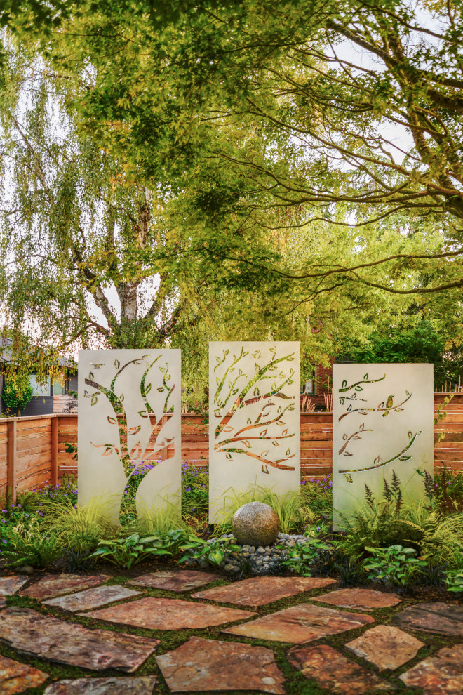 Mittelgroßer, Halbschattiger Stilmix Gartenweg hinter dem Haus mit Natursteinplatten in Seattle