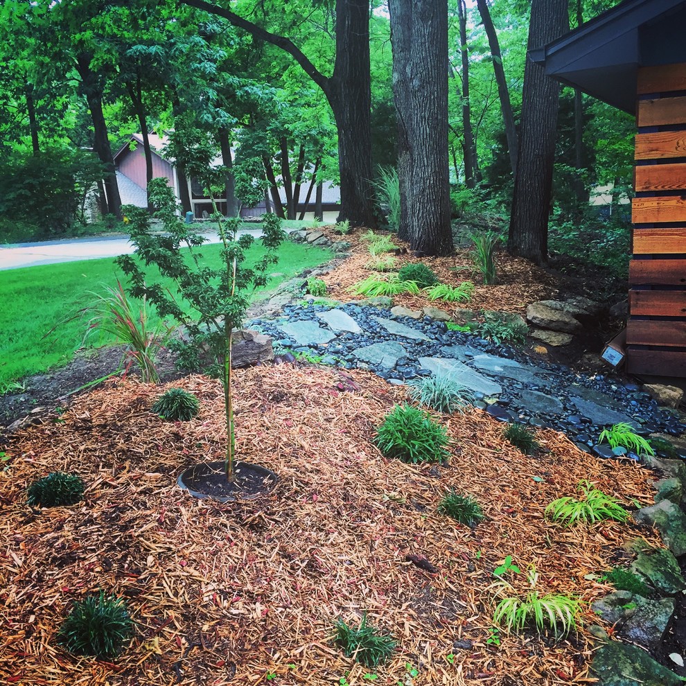 Источник вдохновения для домашнего уюта: тенистый засухоустойчивый сад на переднем дворе в стиле рустика с покрытием из каменной брусчатки
