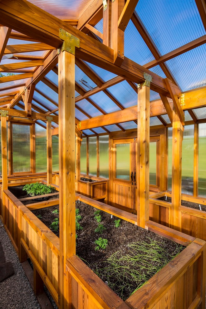 Idéer för mycket stora amerikanska bakgårdar i full sol på sommaren, med en köksträdgård och trädäck
