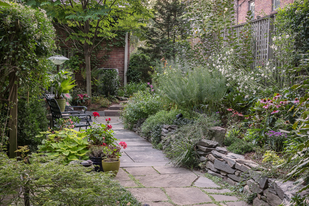 Mittelgroßer, Halbschattiger Rustikaler Garten im Frühling, hinter dem Haus mit Natursteinplatten in Washington, D.C.