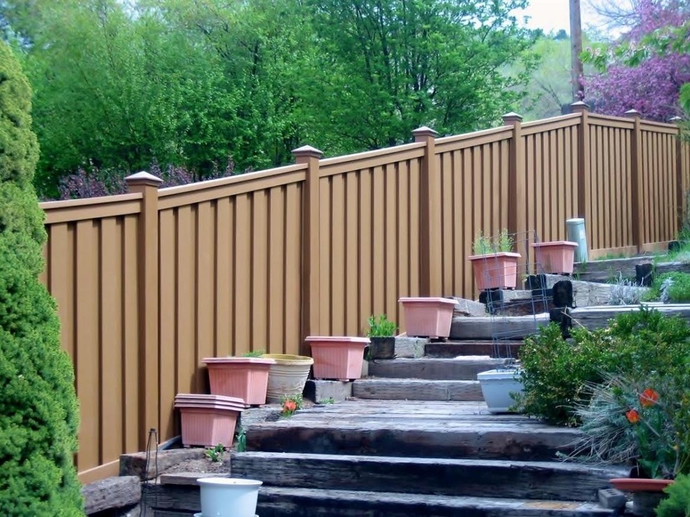 Idee per un grande giardino chic dietro casa con recinzione in PVC