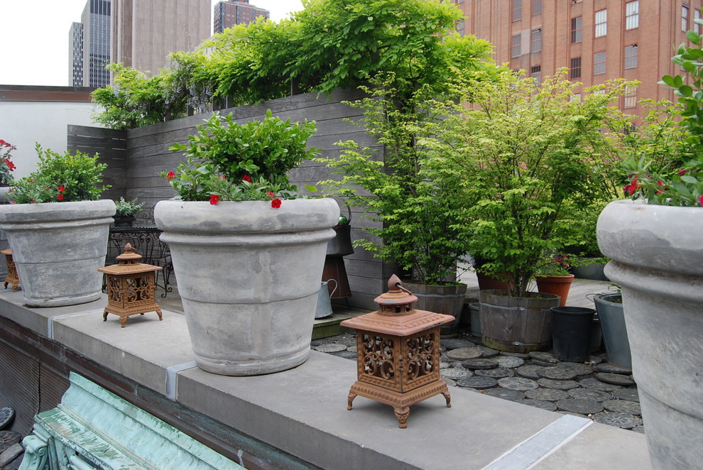 Ispirazione per un piccolo giardino tradizionale esposto in pieno sole sul tetto in estate con un giardino in vaso