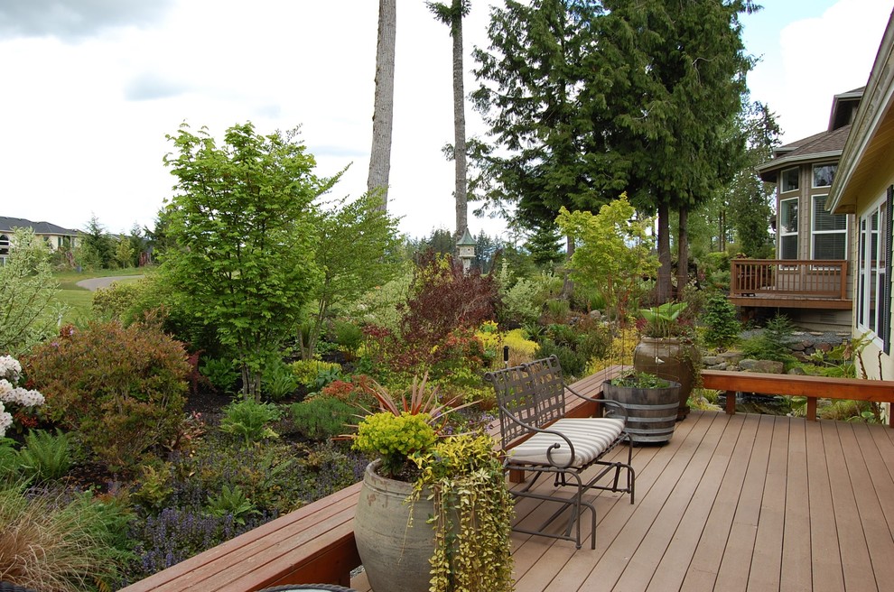 Imagen de jardín clásico de tamaño medio en patio trasero con fuente y exposición total al sol