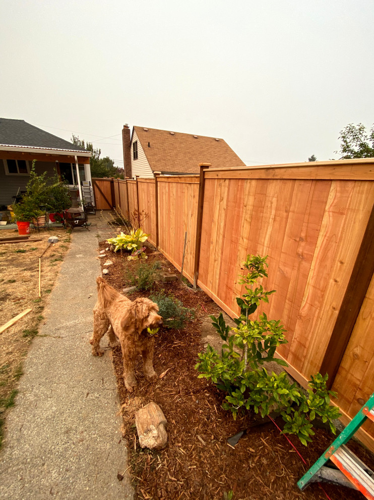 Idee per un privacy in giardino tradizionale esposto in pieno sole dietro casa con recinzione in legno